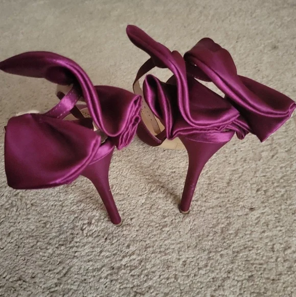 Size 8 purple heels with bow - Picture 3 of 4